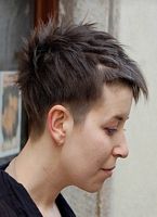 cieniowane fryzury krótkie - uczesanie damskie z włosów krótkich cieniowanych zdjęcie numer 14B
